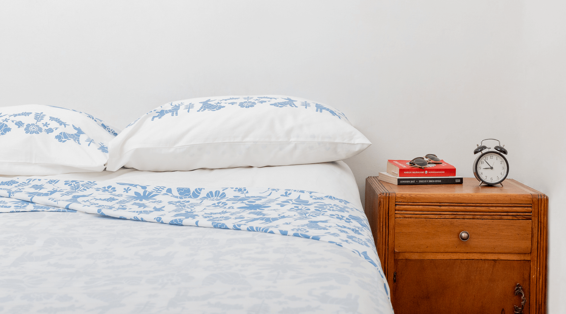 6 cosas imprescindibles que debes dejar en tu buró de cama