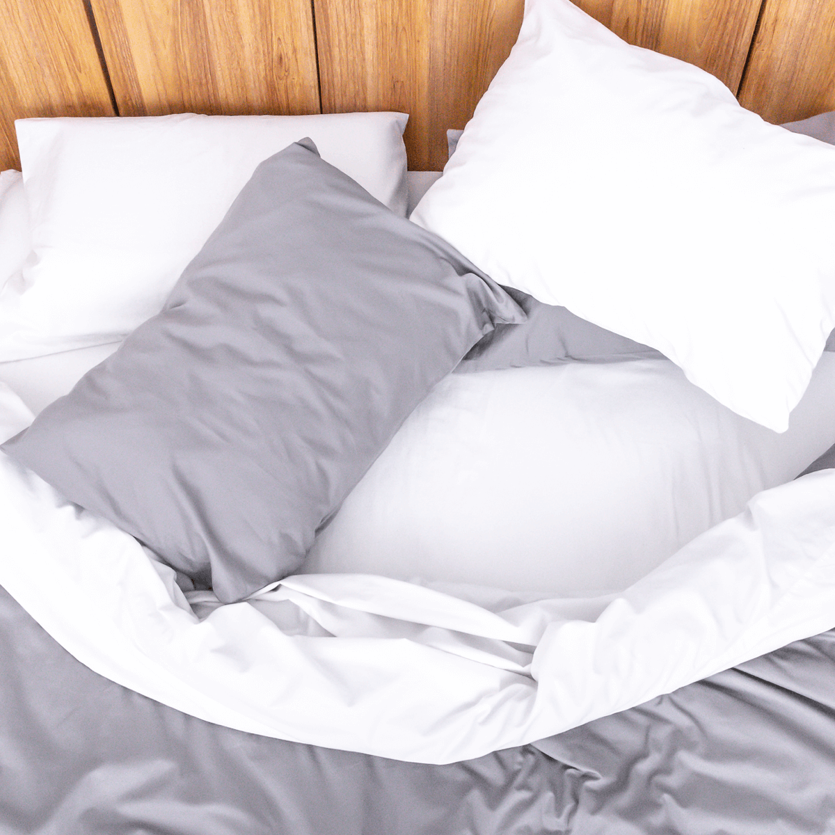 cama con juego completo de sabanas blancas y funda de duvet gris ceniza