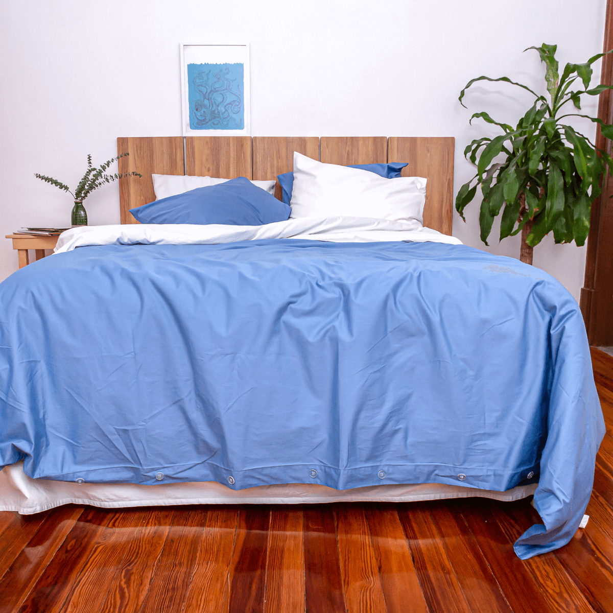 cama con juego completo de sabanas blanco y funda de duvet azul nuit 